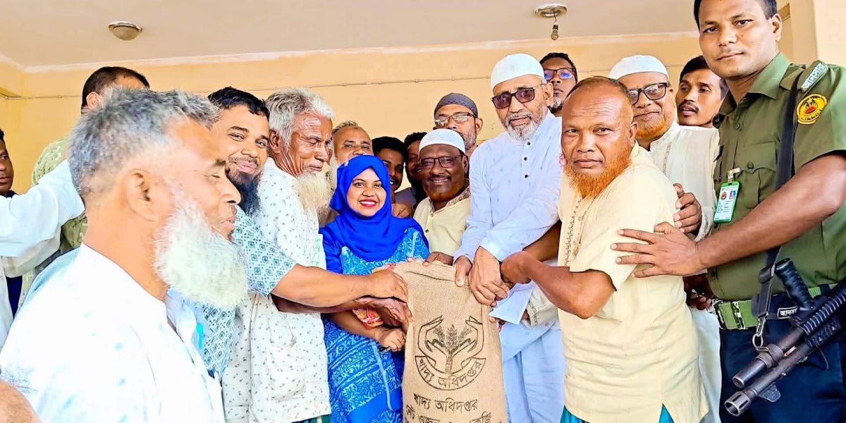 চিরিরবন্দরে ১২টি ইউনিয়নে একযোগে ভিজিএফ-এর চাল বিতরণ কার্যক্রমের উদ্বোধন।..