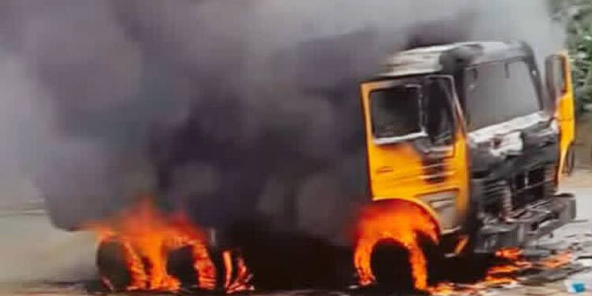 রাণীরবন্দরে ড্রাম ট্রাকে আগুন দিলো জনতা