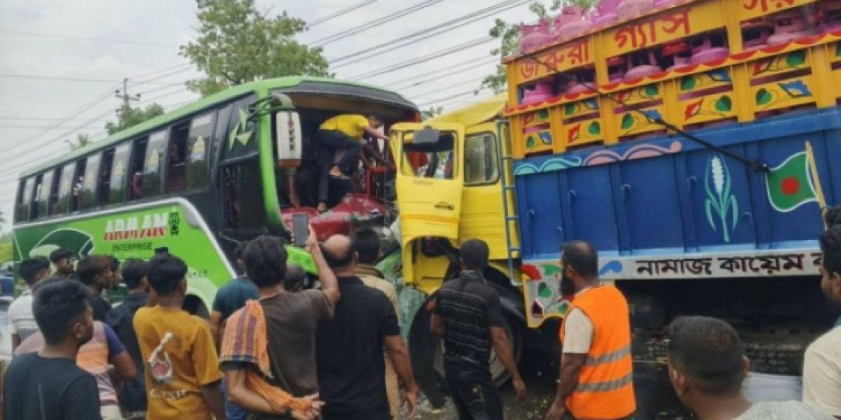 মোংলায় বাস-ট্রাক মুখোমুখি সংঘর্ষে আহত ২০, মহাসড়কে নিরাপত্তা ঝুঁকি ও বিশৃঙ্খলার চিত্র..