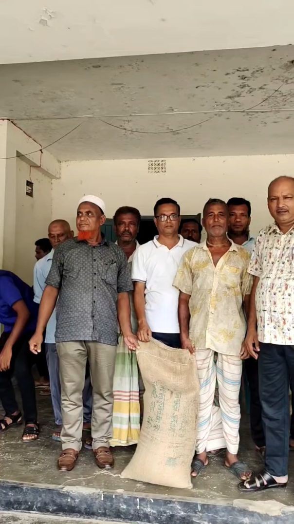 লালপুর–বাগাতিপাড়ার প্রতিটি ইউনিয়নে ১১৮ অসহায় পরিবারের মাঝে চাল বিতরণ