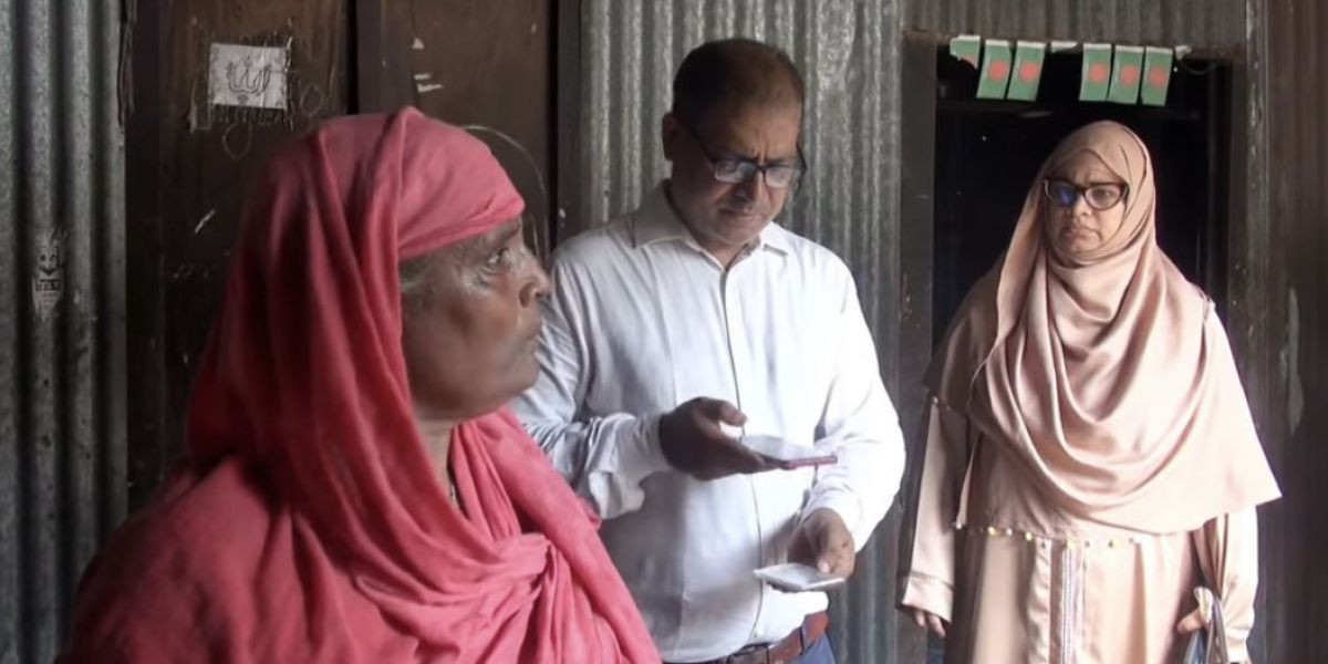 দুয়ারে দুয়ারে স্বস্তির বার্তা: কেরানীগঞ্জে ফ্যামিলি কার্ডের শেষ যাচাই, হাসি ফুটছে নিম্নআয়ের মানুষের মুখে..