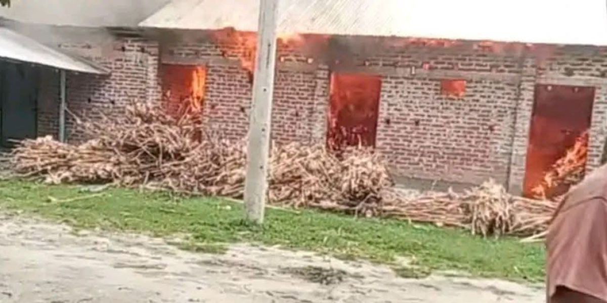 বালিয়াডাঙ্গীতে আগুনে নিঃস্ব এতিমখানা ও মাদরাসা, আশ্রয়হীন শিক্ষার্থীদের পাশে দাঁড়ানোর আহ্বান..