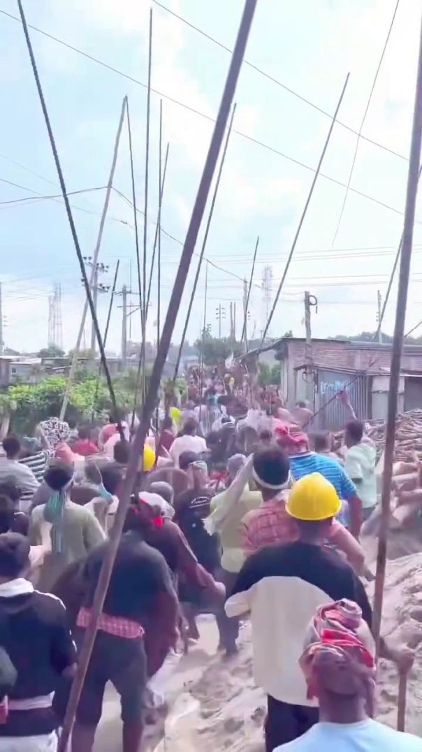 ফরিদপুরের পুকুরিয়ায় ঢাল কতা নিয়ে মারামারি