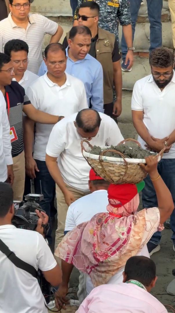 খাল খননের জন্য বিডার চেয়ারম্যান আশিকের হাতে, পিঠ চাপড়ে কোদাল তুলে দিলেন প্রধানমন্ত্রী