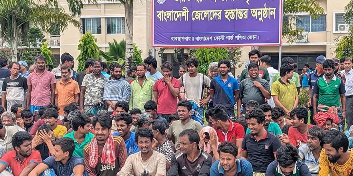 দীর্ঘ কারাভোগ শেষে দেশে ফিরলেন ৯১ বাংলাদেশি জেলে, মোংলায় স্বজনদের সাথে পুনর্মিলন..
