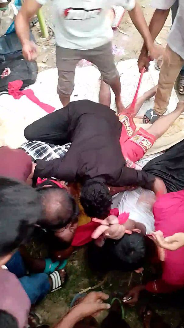 পাতা খেলা: দেখুন কীভাবে মন্ত্র দিয়ে মানুষ টানছে! 😱 #viralvideo