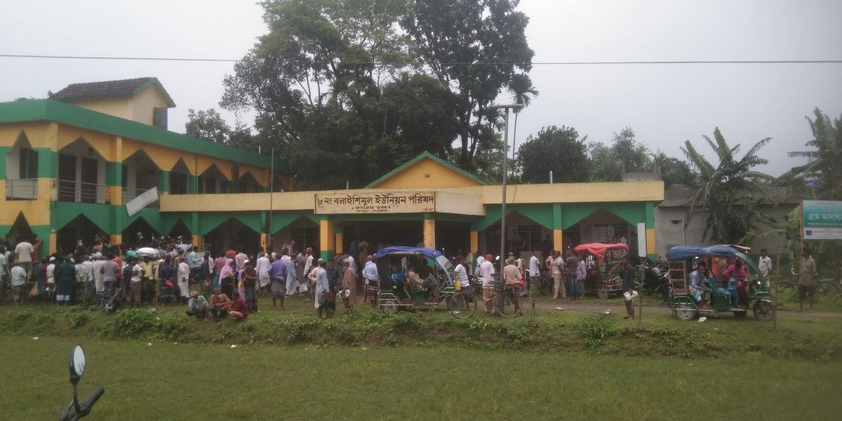 কেন্দুয়ায় বন্যায় সহায়তার কার্ড নিয়ে বিতর্ক: টাকা দাবির অভিযোগ..