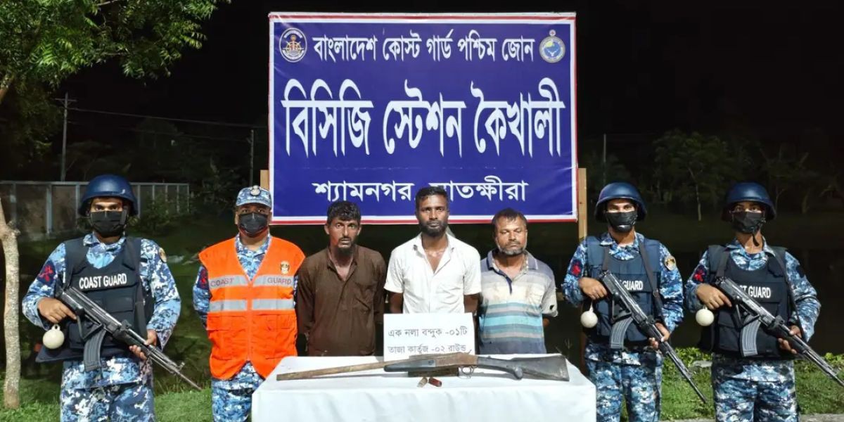 সুন্দরবনের ত্রাস জোনাব বাহিনীর তিন সদস্য অস্ত্রসহ আটক: কোস্ট গার্ডের বিশেষ অভিযানে বড় সাফল্য..