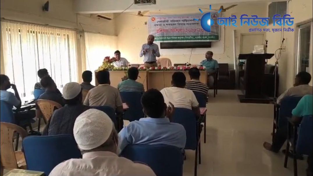 ⁣পেশাজীবী চালকদের উদ্দেশ্য বক্তব্যে রাখছেন বিআরটিএ খুলনা বিভাগীয় পরিচালক মোঃ জিয়াউর রহমান