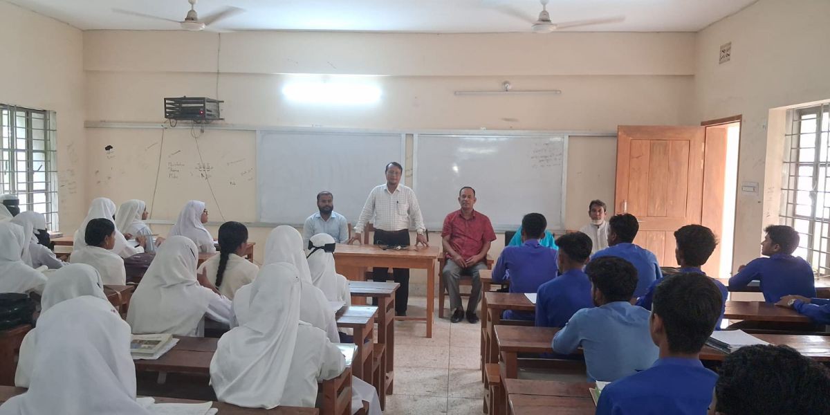 চাঁদপুরের কচুয়ায় হযরত শাহ নেয়ামত শাহ উচ্চ বিদ্যালয়ে শিক্ষা কর্মকর্তার আকস্মিক পরিদর্শন ও কড়া নির্দেশনা..