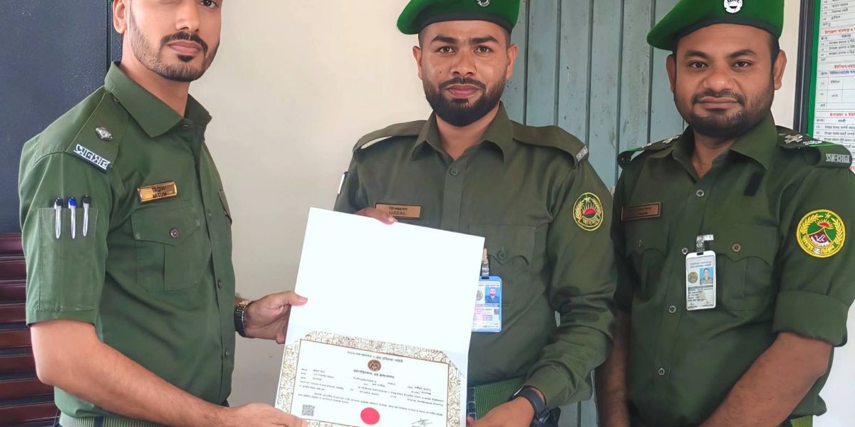 প্রশংসাপত্র ও স্মারক পেলেন উজ্জল মিয়া