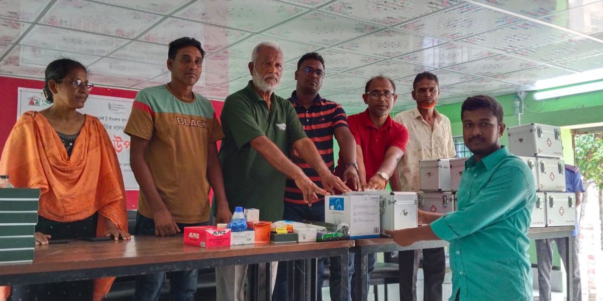 শ্যামনগরের  স্বাস্থ্য স্বেচ্ছাসেবককে স্বাস্থ্য বিষয়ক উপকরণ বিতরণ..