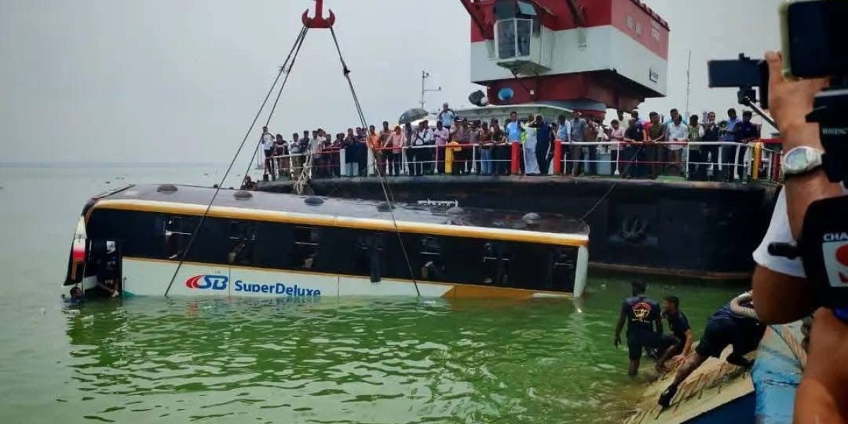 দৌলতদিয়ায় বাস নদীতে ডুবে যাওয়ার ঘটনায় ৩ জন গ্রেফতার