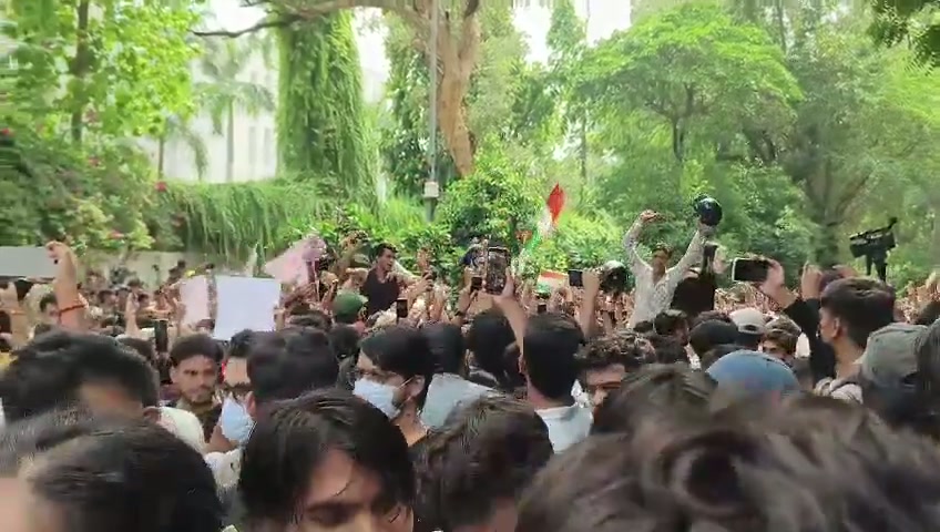 ⁣আন্দোলনের জয়: ধর্মেন্দ্র প্রধানের পদত্যাগে যন্তর মন্তরে উল্লাস..