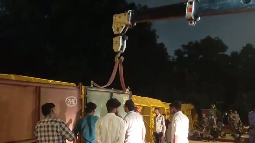 ⁣জ মন্তরে নিরাপত্তা জোরদার, সড়কপথে স্থায়ী প্রতিবন্ধকতা..
