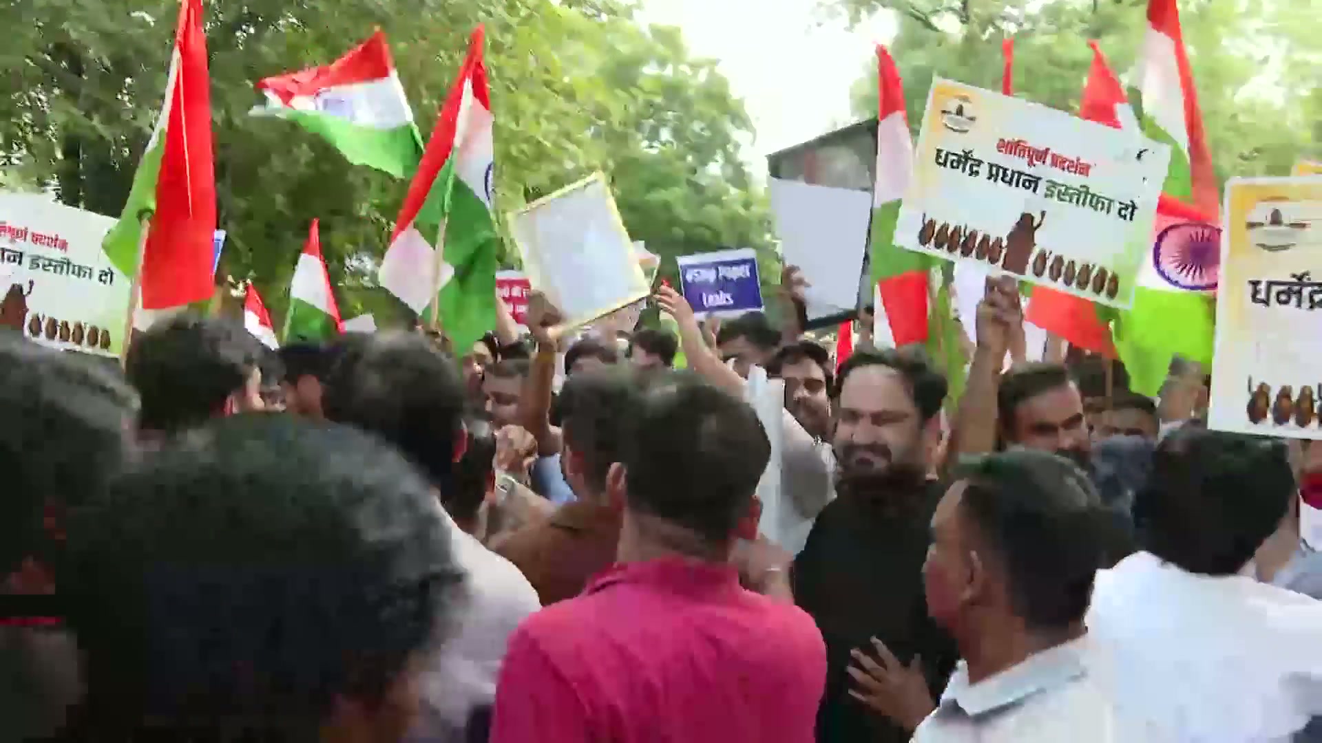 ⁣চরম বিক্ষোভে আম আদমি পার্টির শামিল, শিক্ষামন্ত্রীর পদত্যাগের দাবিতে সোচ্চার..