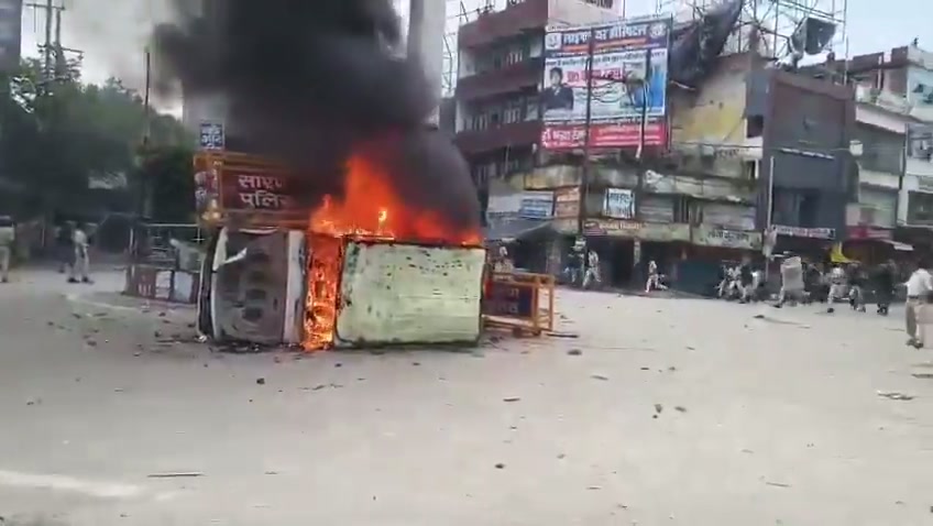 ⁣ছাত্র আন্দোলন: অগ্নিগর্ভ আন্দোলন, পুলিশ ভ্যান পোড়ানো, উত্তেজনা ৮ জেলায়..