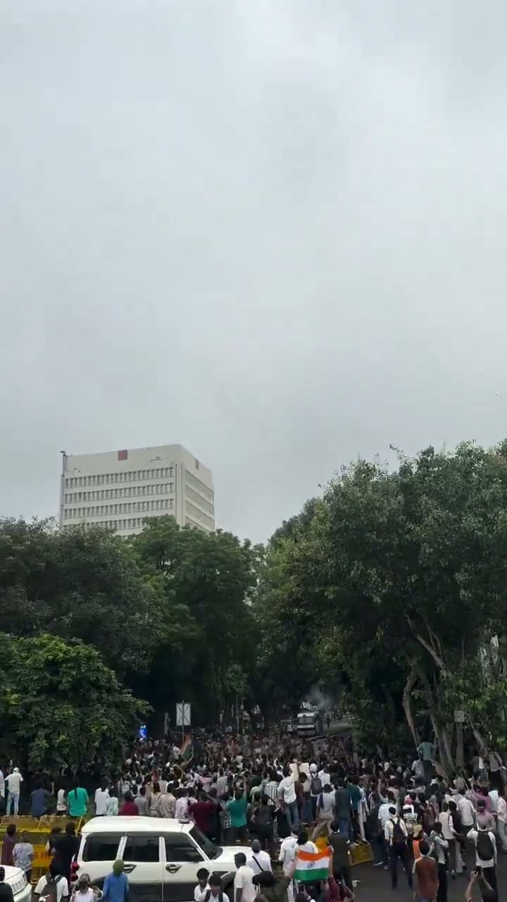 ⁣টিয়ার গ্যাসে আক্রান্ত টি-রেক্স: দ্রুত নিষ্ক্রিয়করণের চমকপ্রদ ঘটনা..