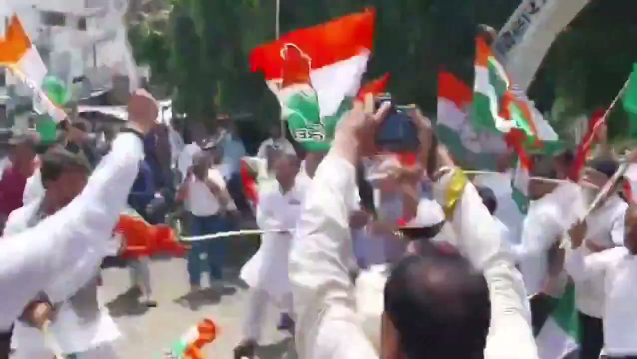 ⁣দিল্লির ‘অপমান’ ঘিরে উত্তাল পাটনা, বিজেপি-কংগ্রেস কর্মীদের সংঘর্ষ..