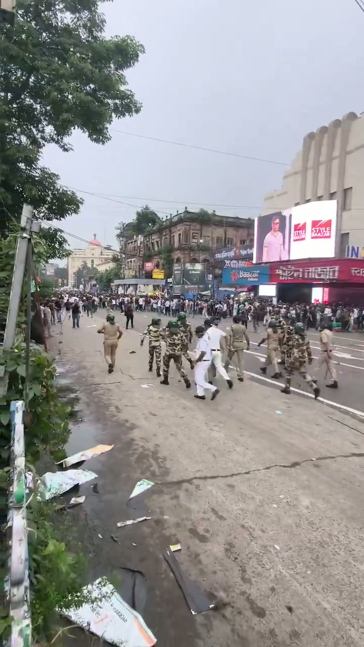 ⁣কলকাতায় বিক্ষোভে উত্তাল শিক্ষাঙ্গন, যোগীর হস্তক্ষেপে ধর্মেন্দ্র প্রধানের পদত্যাগের দাবি..