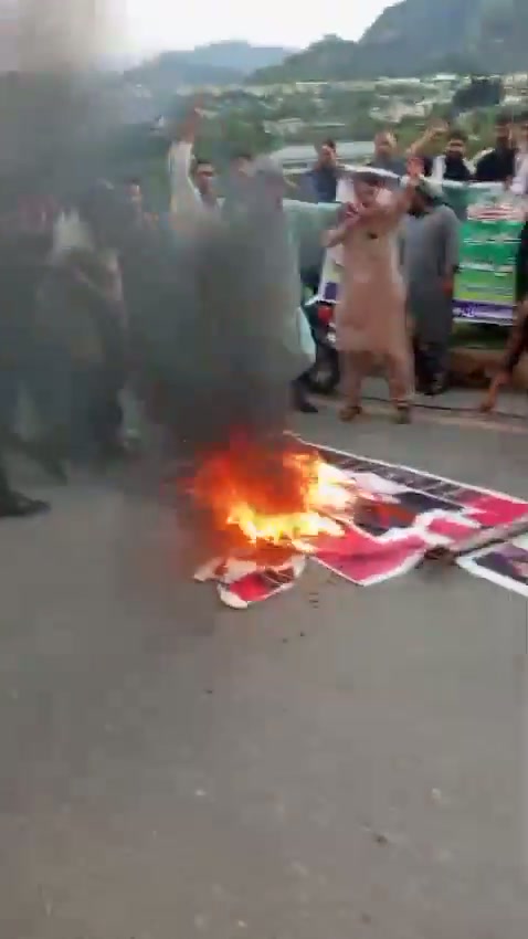 ⁣মুজাফ্ফরাবাদে মোদির পোস্টার দাহ, পাক জিন্দাবাদ র‍্যালিতে উত্তেজনা..