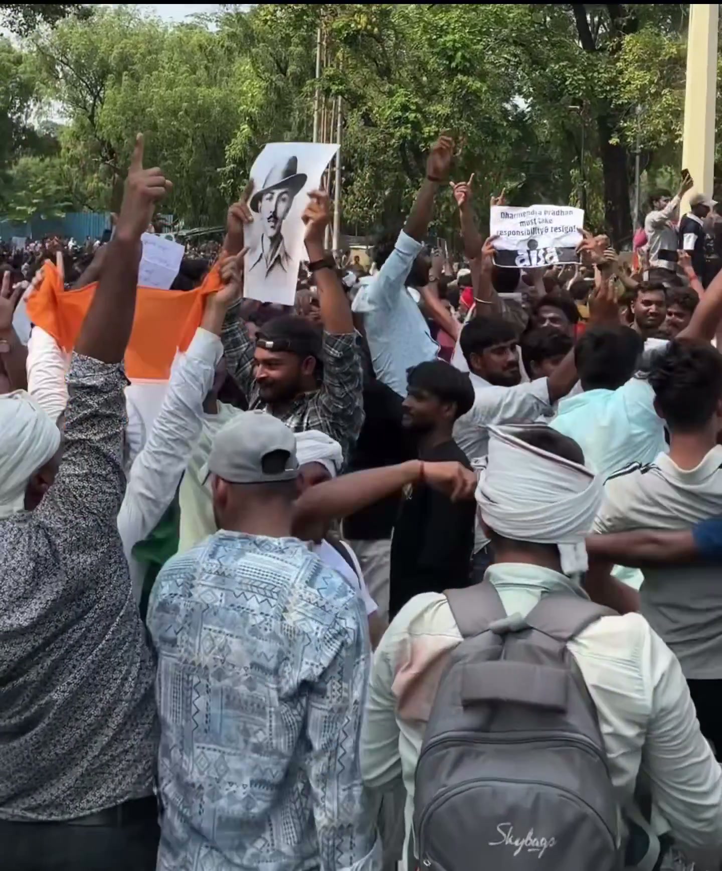 ⁣প্রয়াগরাজে নেতার ইস্তফা: ন্যায়বিচারের পথে তরুণ প্রজন্মের দৃপ্ত পথচলা..