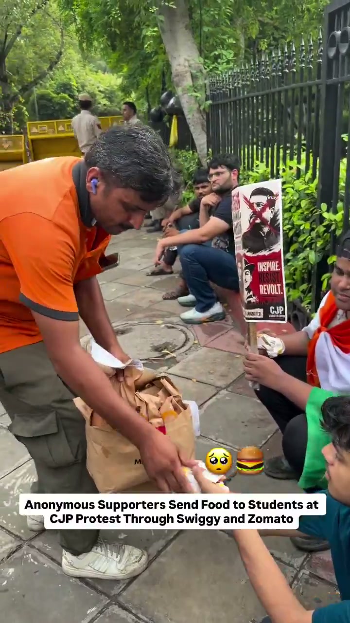 ⁣যন্তর মন্তরে বেনামি উপহার, শিক্ষার্থীদের পাশে দাঁড়াল মানবিকতা..