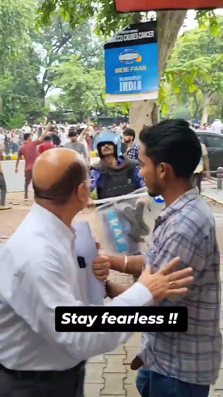 ⁣দিল্লি পুলিশের নৃশংসতা: গুলি চেয়েও পিছু হটেনি প্রতিবাদী