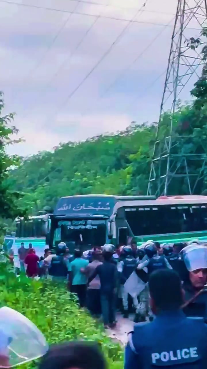 ⁣বিরোধীদের ওপর হামলা, পুলিশের সামনেই অস্ত্র হাতে বিএনপির মহড়া