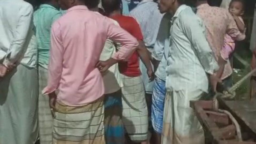 ⁣জেলেদের লাশ দেখতে হাসপাতালে মানুষের ভীড়