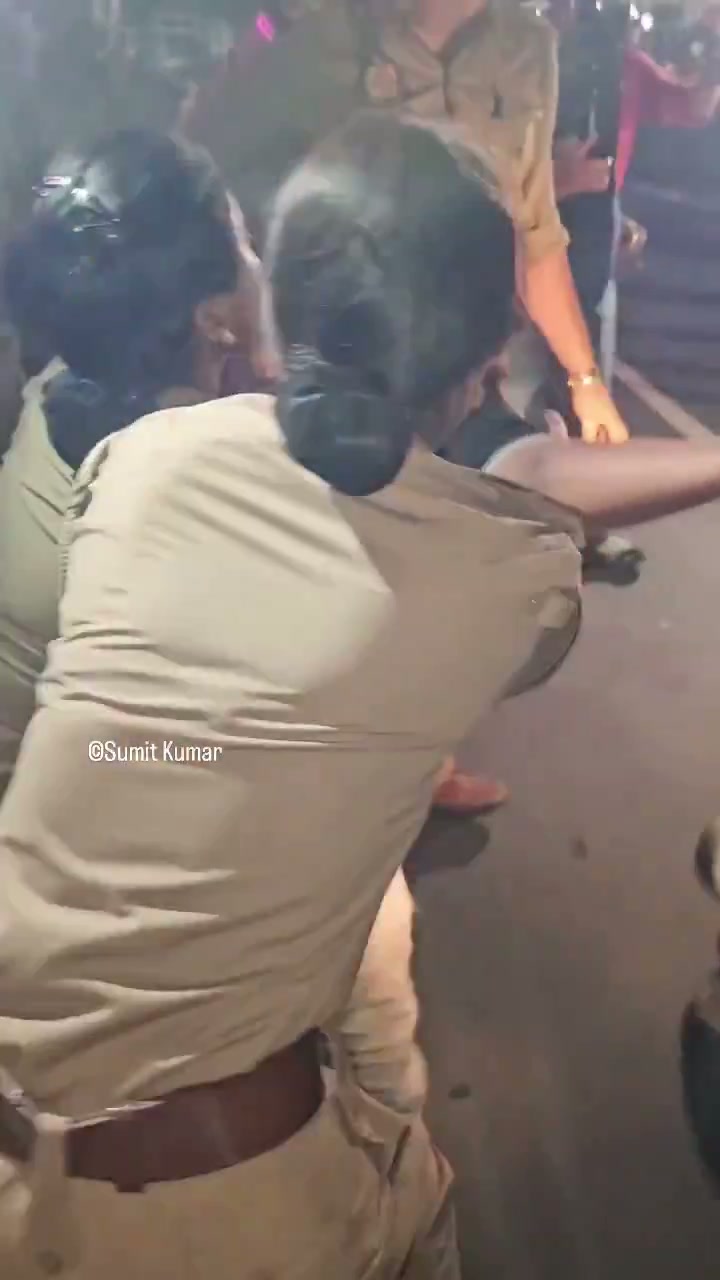 ⁣দিল্লিতে অখিলেশ আটক, উত্তাল লখনউয়ে সপা কর্মীদের গণগ্রেপ্তার..