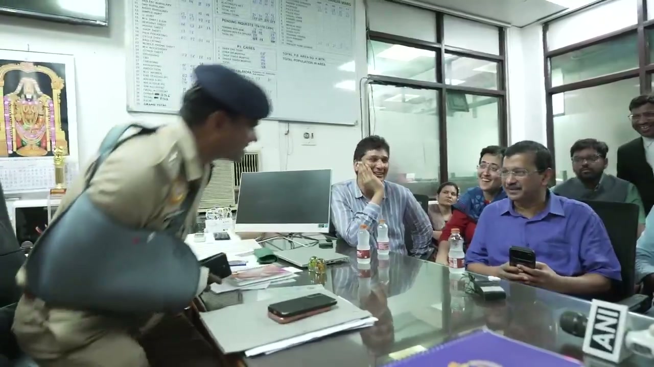 ⁣আটক নেতাকর্মীরা আমাদের সন্তান: থানায় কেজরিওয়ালের অনড় অবস্থান..