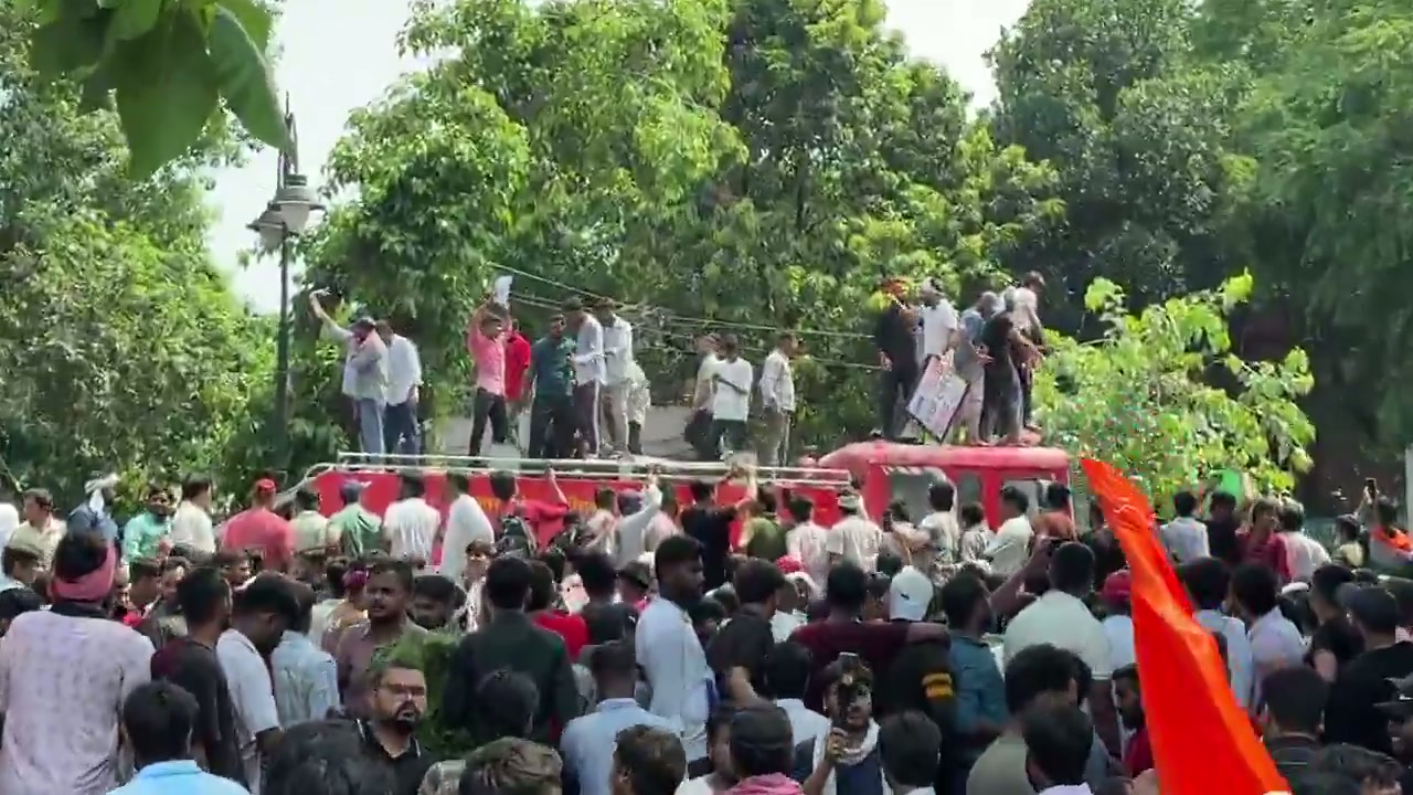 ⁣যোগী সরকারকে চ্যালেঞ্জ: প্রয়াগরাজে জলকামান জিম্মি করে ছাত্র হুঙ্কার!..
