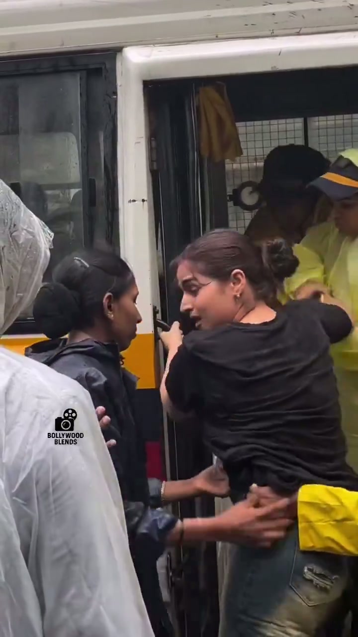 ⁣মুম্বাইয়ে শিক্ষার্থীদের পাশে দাঁড়ানোয় আটক জনপ্রিয় অভিনেত্রী আয়েশা খান..