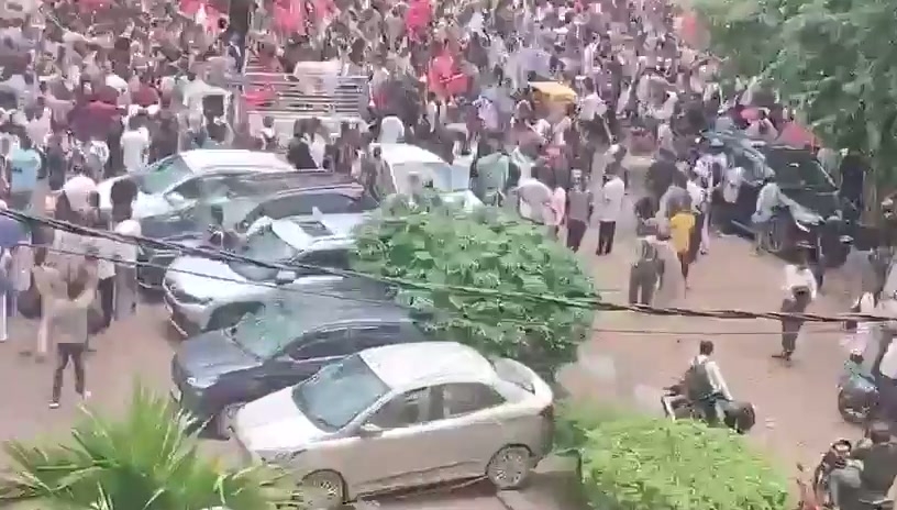 ⁣শিক্ষার্থীদের বিক্ষোভে রণক্ষেত্র পাটনা: পুলিশের সাথে দফায় দফায় সংঘর্ষ..