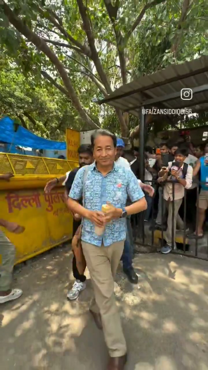 ⁣২৭ দিনের অনশন ভাঙলেন সোনম ওয়াংচুক, জন্তর মন্তরে তারুণ্যের জয়ধ্বনি..