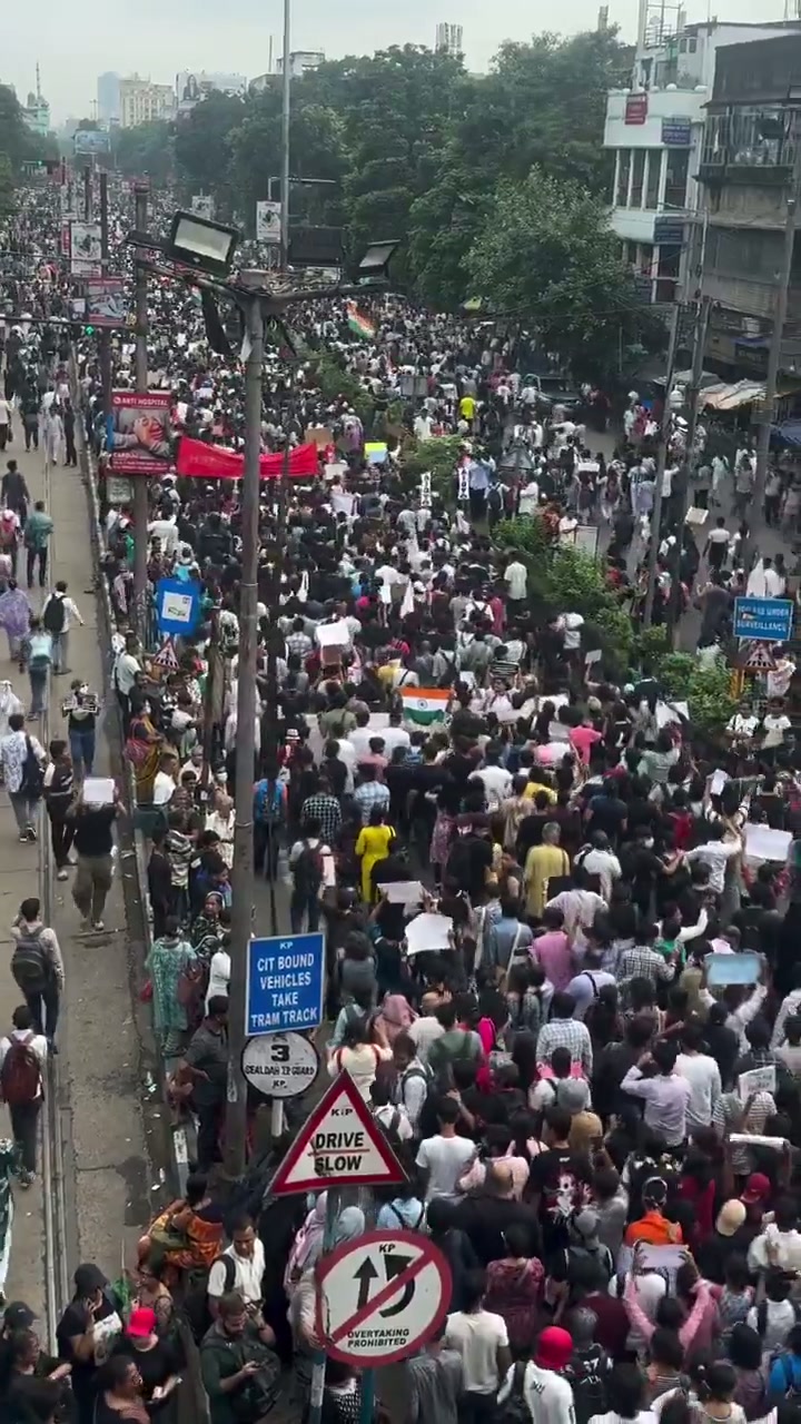 ⁣কলকাতায় পুলিশের বর্বরতার বিরুদ্ধে উত্তাল জনসমুদ্র, রাজপথে লাখো শিক্ষার্থী..