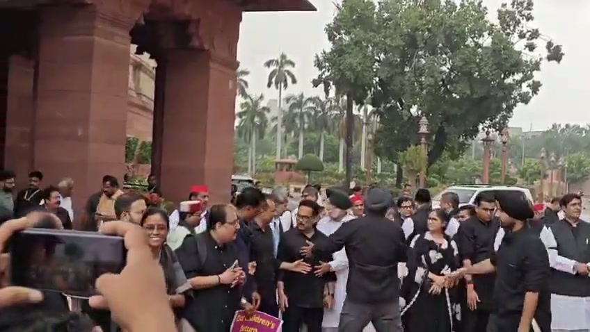 ⁣উত্তাল ভারতীয় সংসদ: পুলিশি দমনের পর বিরোধী দলের তীব্র বিক্ষোভ..