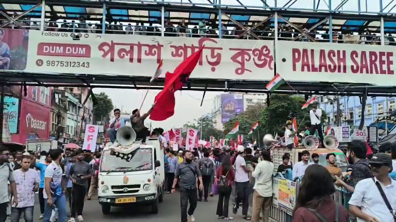 ⁣শিক্ষার্থীদের বিক্ষোভে উত্তাল কলকাতা, জেন-জেড-এর ক্ষোভ 'বুড়োদের' বিরুদ্ধে..