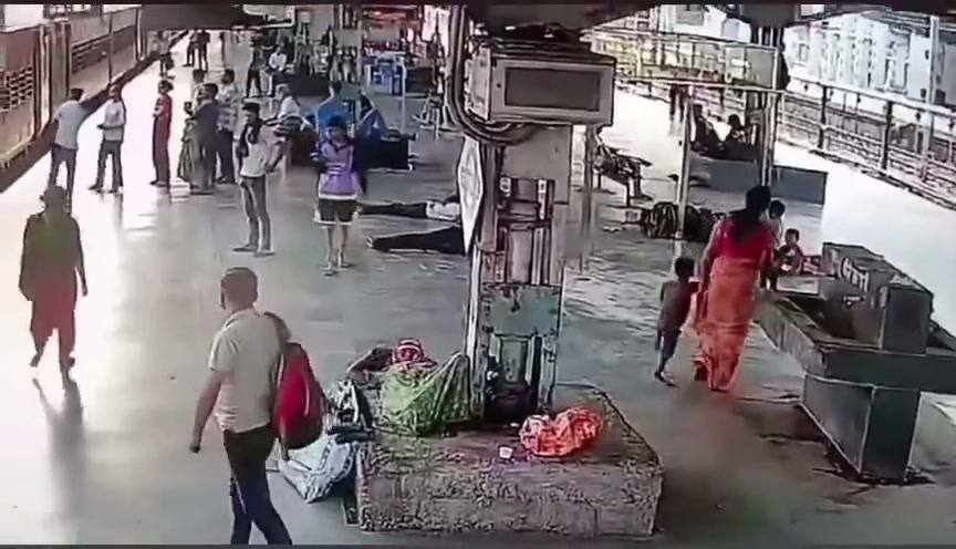 ⁣রেলপথে মর্মান্তিক দুর্ঘটনা: দ্রুত নামতে গিয়ে প্রাণ গেল নারীর