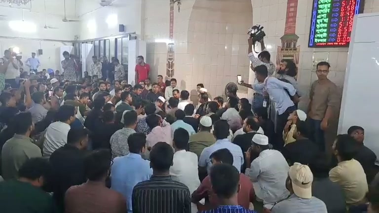 ⁣গণঅভ্যুত্থান শহীদের স্মরণে ঢাকা বিশ্ববিদ্যালয়ে ছাত্রদলের দোয়া মাহফিল..
