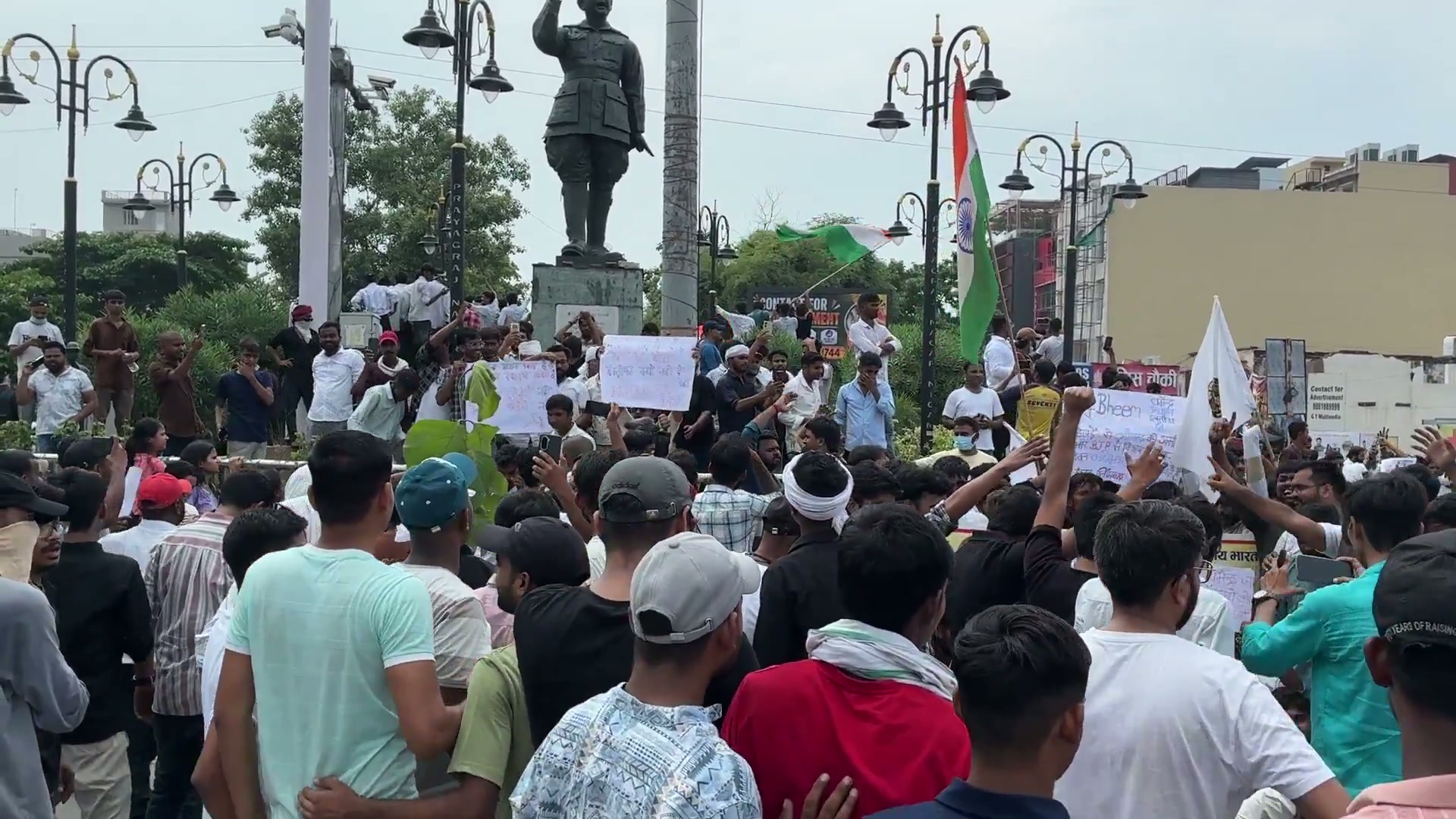 ⁣প্রয়াগরাজে শিক্ষার্থীদের গণবিক্ষোভ: দাবি আদায়ে উত্তাল যৌবন..