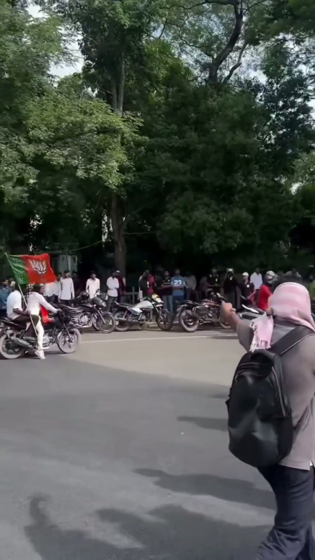 ⁣বিহারে ছাত্র বিক্ষোভে বিজেপি কর্মীর উপর হামলা, প্রহার নিজ পতাকার দণ্ডেই..
