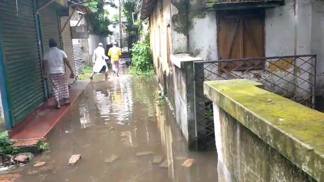 ডুমুরিয়া উপজেলা পরিষদ কমপ্লেক্সের সামনে জলাবদ্ধতা