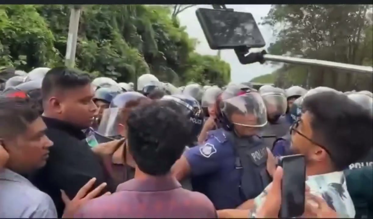 ⁣শ্রীমঙ্গলে আওয়ামী লীগ নেতার ওপর পুলিশের লাঠিচার্জ, উত্তেজনা