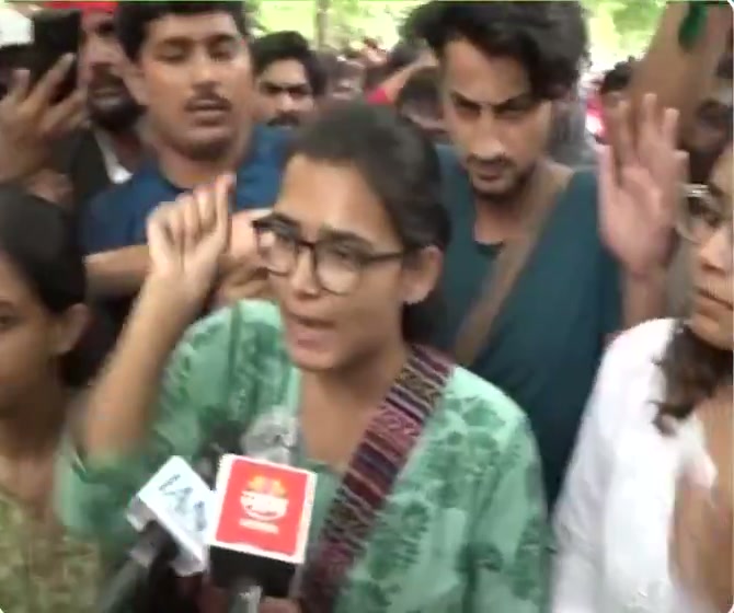 ⁣ছাত্র আন্দোলনের ‘জয়’, ধর্মেন্দ্র প্রধানের হারে শুভেচ্ছা শামা পারভীনের..