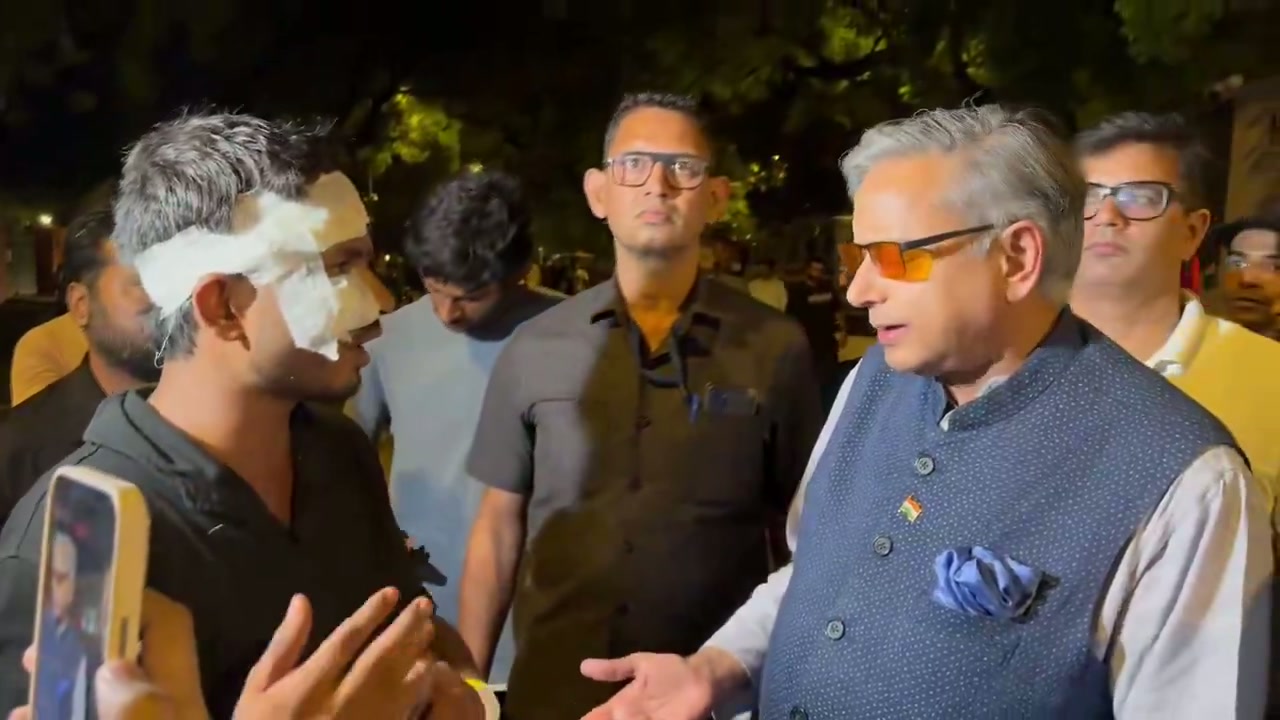 ⁣গণতন্ত্রে শান্তিপূর্ণ বিক্ষোভে সহিংসতা লজ্জাজনক: থারুরের কাছে শিক্ষার্থীদের লোমহর্ষক বর্ণনা..