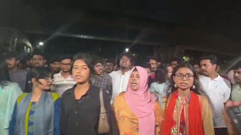 ঢাবিতে এনসিপি নেতাদের গাড়ি বহর আটকে প্রতিবাদের ঝড়
