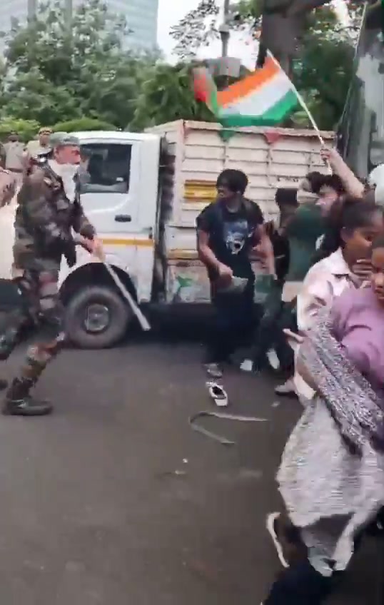 ⁣দিল্লিতে বিজেপি থেকে শিক্ষার্থীদের রক্ষায় ভারতীয় সেনা: চাঞ্চল্যকর ভিডিও..