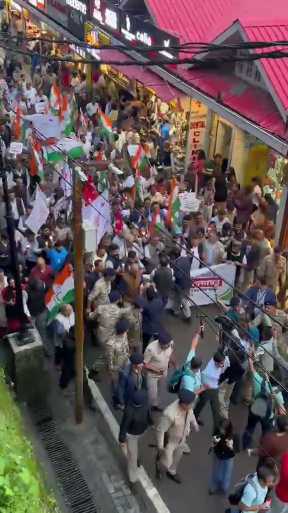 ⁣দিল্লিতে ছাত্র নির্যাতন: হিমাচল প্রদেশ উত্তাল, পথে নামলেন মুখ্যমন্ত্রী..
